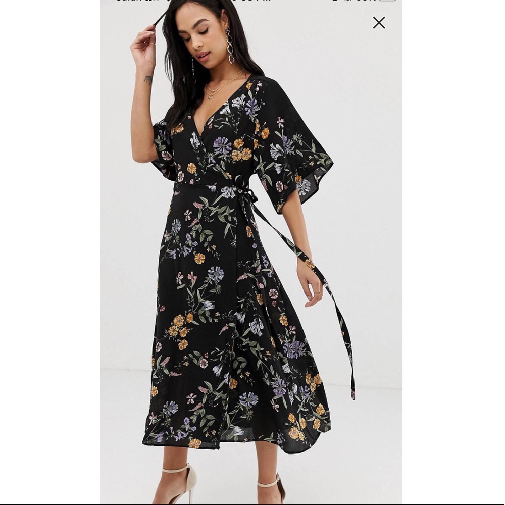 Gorgeous waterfall sleeve floral dress 🌿🌸
